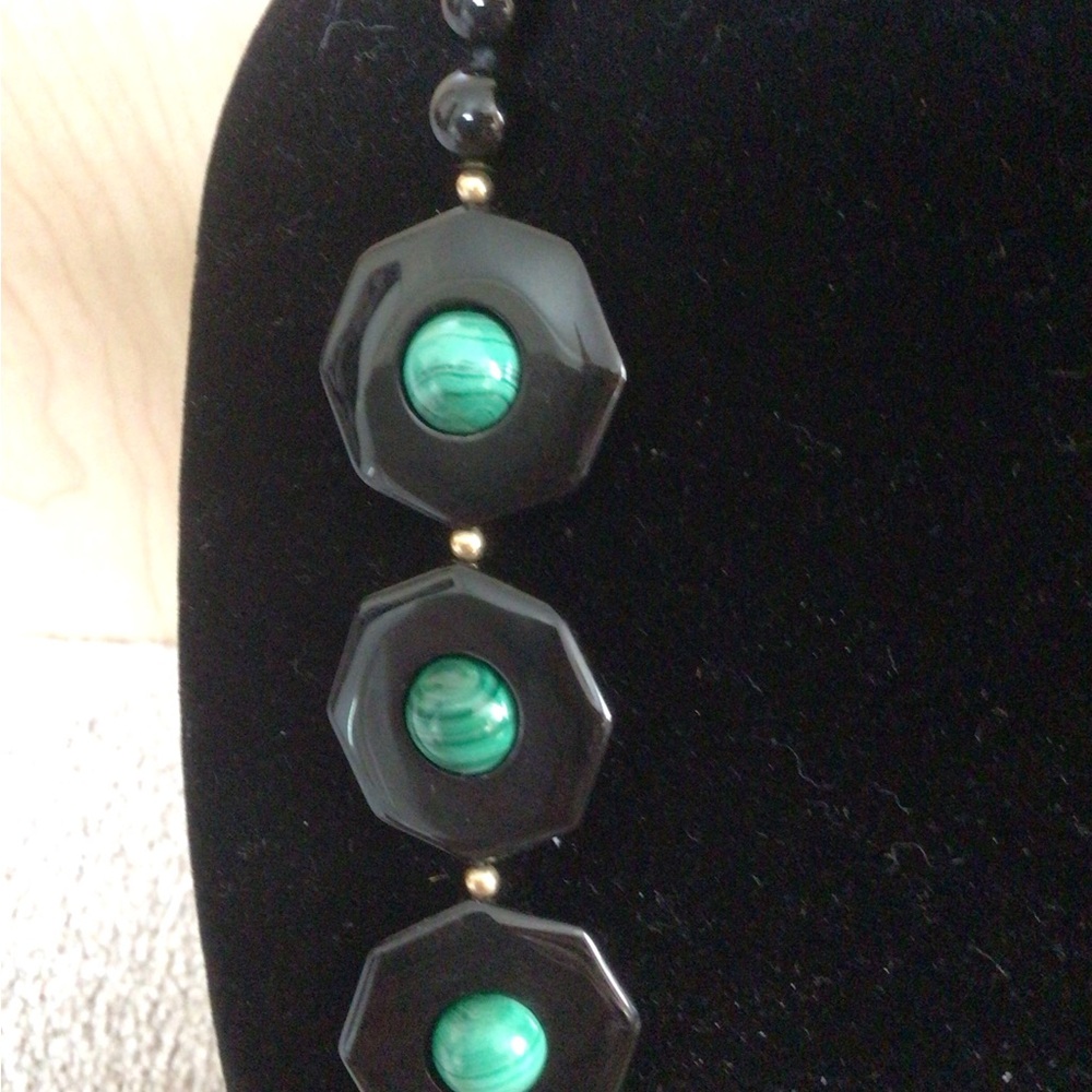 VINTAGE DECO MALACHITE AND ONYX NECKLACE - Picture 11 of 12